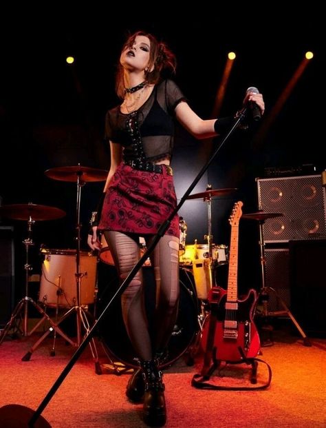 Outfit Ideas For Bartenders, Grunge Rock Concert Outfit, Alt Band Outfit, Rockstar Outfit For Women Aesthetic, Concert Goth Outfit, Pretty Punk Outfits, Rock Star Pose Reference, Female Rocker Aesthetic, Rock Star Reference