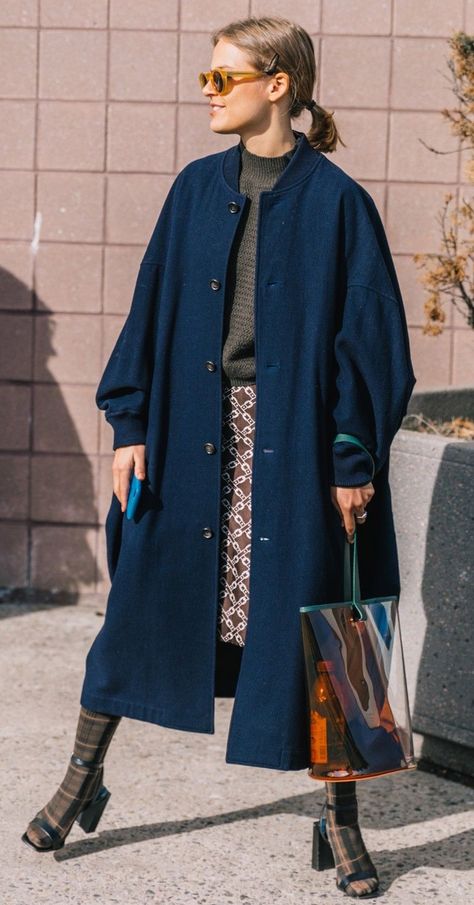 Navy Coat Street Style, Navy Coat Outfit, Mantel Styling, Orange Sunglasses, Navy Coat, Outfit Chic, Mode Boho, Blue Coat, Collage Vintage