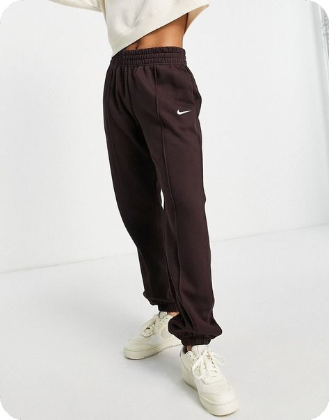 Brown Sweatpants Outfits, Nike Sweatpants Outfit, Sporty Winter Outfits, Nike Women Sweatpants, Nike Fleece Sweatpants, Brown Sweatpants, Nike Embroidery, Nike Collection, Cuffed Sweatpants