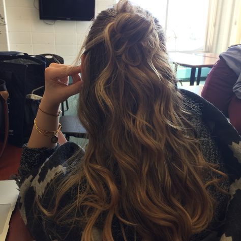 brown and blond ombré half up half down bun Half Up Half Down Bun, Down Bun, Perfect Blonde Hair, Hair 2018, Peinados Fáciles Para Cabello Corto, Half Up Half Down Hair, Prom Hairstyles, Half Up Hair, Long Hairstyles