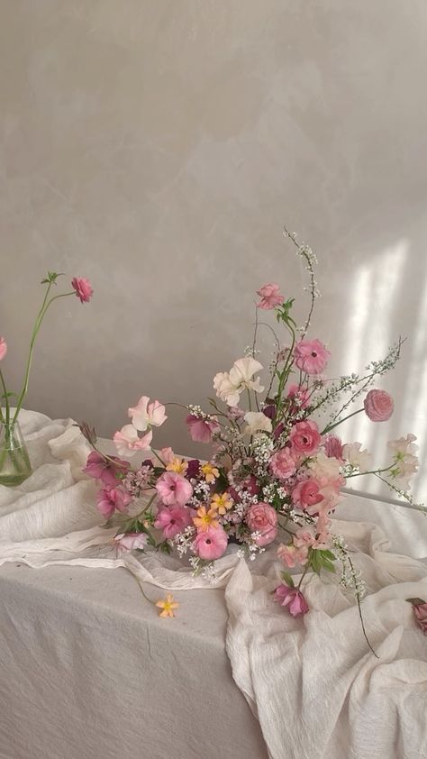 꽁뜰리에 플라워스튜디오 on Instagram: “. Pink mood💕✨ . . . . #simplebeauty #flowerstudio #flowercenterpiece #weddinginspo #nofloralfoam #floraldesign #꽁뜰리에…” Wedding Ceremony Floral Arch, Fun Floral Arrangements, Flower Shop Decor, Aesthetic Pretty, Cottage Garden Design, Flower Business, Wedding Table Plan, Easter Flowers, Wedding Flower Inspiration