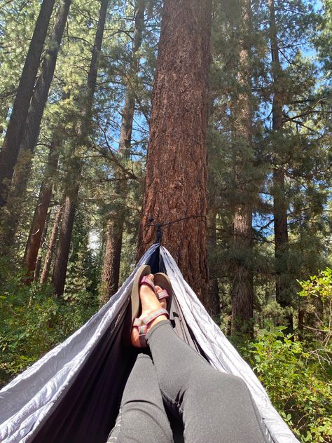 Campin and sleeping on a hammock Sleeping Hammock, Hammock Camping Gear, Backpacking Hammock, Bushcraft Camping, Sleeping Under The Stars, Hammock Camping, Sleeping Positions, Under The Stars, Camping Experience