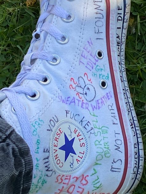 Converse Writing On Shoes, Aesthetic Shoes Converse, Converse Doodles, Converse Drawing, Sharpie Shoes, Converse Design, Grunge Shoes, Converse Aesthetic, Cute Converse