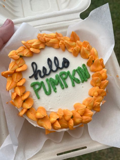 Mini cake, bento cake, lunchbox cake, hello pumpkin Bento Box Cake Halloween, Fall Bento Cake Ideas, Thanksgiving Bento Cake, Fall Bento Cake, Halloween Bento Cake, Halloween Bento, Lunchbox Cake, Cake Bento, Thanksgiving Lunch