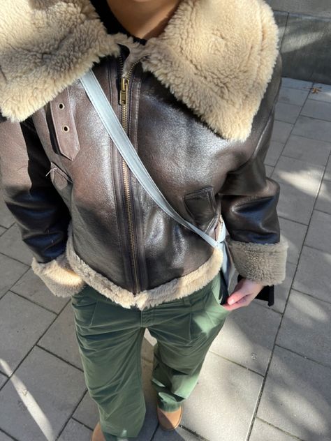 How To Style Aviator Jacket, Womens Aviator Jacket, Flight Jacket Outfit, Aviator Jacket Outfit, Madrid Outfits, Wanna Recreate, Outfit Grunge, Leather Flight Jacket, Sweats Outfit