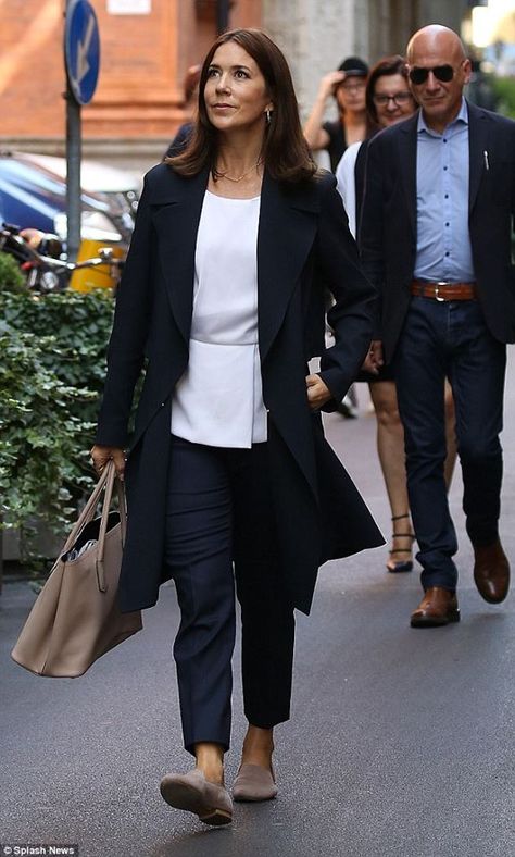 Crown Princess Mary of Denmark was spotted in Milan, last week. Denmark Street Style, Princess Mary Casual, Mary Shoes, Royals Fashion, Kroonprinses Mary, Denmark Fashion, Mary Donaldson, Princess Marie Of Denmark, Queen Consort