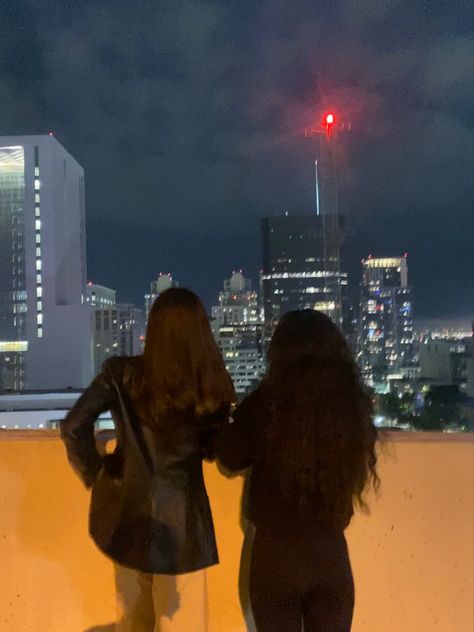 #bestfriends #downtown #nightlife #aesthetic #citylife #photoshoot #girlsnightout Photo Shoot Downtown, Friends Downtown, Downtown At Night, Nightlife Aesthetic, Bestie Vibes, Group Photos, City Life, Girls Night Out, Night Time