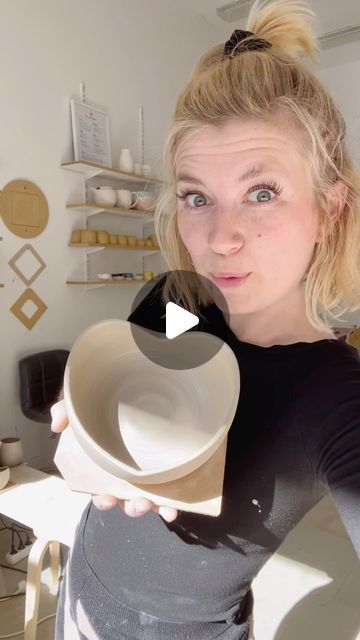 Lea Starke on Instagram: "heart shaped everything about to come in 🔥 feels so good to sit back on the wheel you guys • • • • • #wheelthrown #wheelthrownpottery #wheelthrowing #pottery #potterystudio #potteryreel #potterygirl #potteryhome #potterylife #potteryart #ceramics #ceramica #ceramicart #ceramicstudio #ceramiclife #ceramicdesign #tableware #bowl #potterybowl #potteryclass #potterytips #keramik #keramika #keramiklantai #keramikliebe #töpfern #töpferei #hands #satisfying #clay" Pottery Easy Ideas Simple, Heart Bowl Pottery, Beginner Pottery Ideas Simple, Pottery Wheel Ideas, Wheelthrowing Pottery, Ceramic Videos, Heart Pottery, Heart Shaped Bowl, Pottery Projects