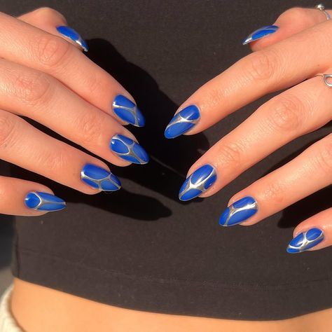 natural nails and electric blue💙⛓️ • • • #nails #nailart #chromenails #aura #auranails #chrome #silver #naildesign #naildesigns #electric Blue Electric Nails, Silver Blue Nails, Nails Electric Blue, Electric Blue Nails Design, Electric Blue Nails, No Crumbs Left, Blue Chrome Nails, Blue And Silver Nails, Kylie Nails