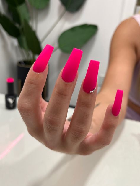 Dark Pink Matte Nails, Nails Fucsia Hot Pink, Hot Pink Matte Nails, Pink Matte Nails, Pink Acrylic Nail Designs, Pink Stiletto Nails, Brown Acrylic Nails, Long Fingernails, Long Square Nails