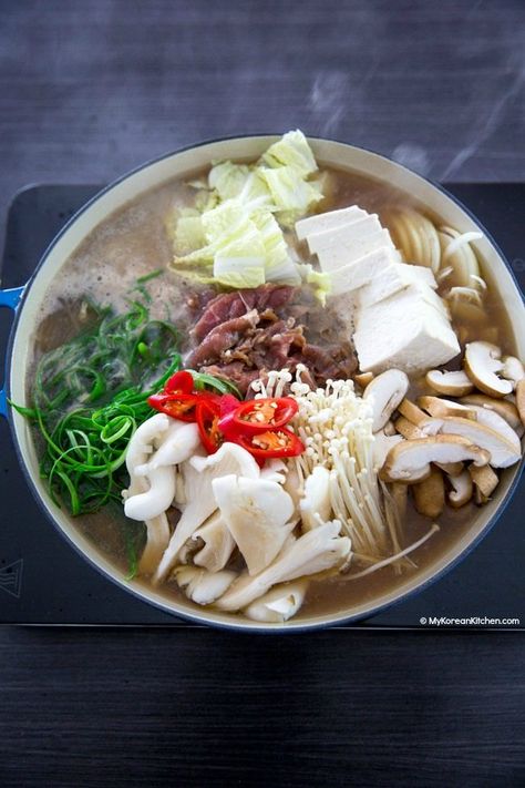 Boiling bulgogi jungol in a shallow pot Bulgogi Soup, Bulgogi Jeongol, Mushroom Bulgogi, Korean Beef Stew Recipe, Korean Hotpot, Korean Hot Pot, Korean Beef Stew, Hmong Food, Asian Soups