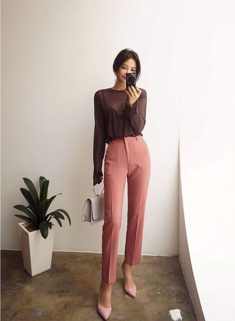 Brown and rose pink is a stunning color combo Peach Outfit Ideas, Peach Pants Outfit, 2016 Style, Look Office, Brown Outfit, Elegante Casual, Inspired Outfits, Work Outfits Women, Professional Outfits