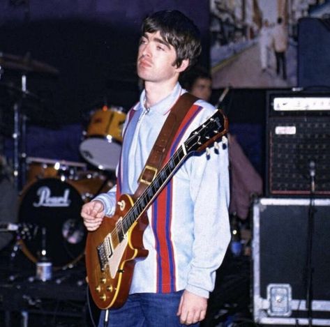 Noel Gallagher Young, Liam Oasis, Gene Gallagher, Wonderwall Oasis, Definitely Maybe, Liam And Noel, Oasis Band, Noel Gallagher, Liam Gallagher