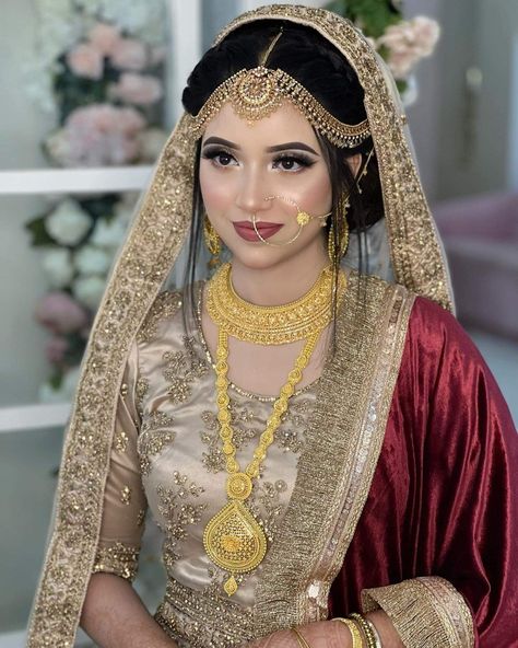 Gold Nath Designs For Bride, Bengali Wedding Jewellery Gold, Pakistani Bride Gold Jewelry, Bengali Bridal Jewellery Gold, Bangladeshi Bridal Look, Ethnic Poses, Bengali Tradition, Bengali Bride Necklace, Muslim Bridal