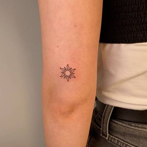 Minimalist sun tattoo on the tricep. Tattoo Men Minimalist, Minimalist Sun Tattoo, Tricep Tattoo Men, Tattoo On Triceps, Tricep Tattoo, Tricep Tattoos, Minimalist Line Art, Sun Tattoo, Tattoo Outline