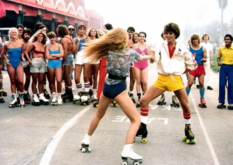 vintage everyday: Rollermania! 45 Interesting Photos of Roller Disco in the 1970s and 1980s 70s Roller Skating Outfits, 70s Roller Disco, Surf Hair, Roller Skating Outfits, Dancer Wear, Roller Rink, Roller Disco, Roller Skaters, Disco Fever