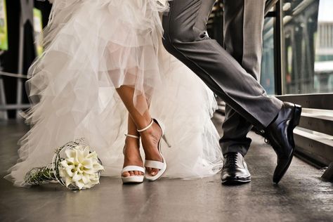 Wedding Shoes Photography, Photography Coffee, Photography Macro, Wedding Portrait Poses, Wedding Picture Poses, Wedding Couple Poses, France Wedding, Wedding Photos Poses, Water Photography