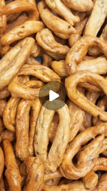 Mariachiara Carelli on Instagram: "Taralli Pugliesi Bolliti ❤️
La Puglia è la patria dei taralli! 
La versione classica è quella con i semi di finocchio, ma ogni variante è concessa. 
Miscelando farine differenti, aggiungendo semi di varia natura o semplicemente cambiando la spezia/erba, idratando l'impasto con vino differente, otterrete dei taralli leggeri, friabili e particolari.

500g farina 00 
125g olio evo 
180/200 ml vino bianco
20g sale 
Semi di finocchio 

•Impastare tutto insieme
•Lasciar riposare l'impasto 30 minuti per farlo rilassare
•Formare i taralli stendendo dei salsicciotti e chiudendoli alle estremità 
•Immergerli in acqua che bolle
•Scolarli appena salgono a galla e far asciugare su un canovaccio pulito
•Lasciar completamente raffreddare
•Infornare in forno ventilato a Puglia, On Instagram