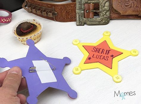 bricolage : l'étoile du shérif | MOMES Western Arts And Crafts, Western Theme Crafts For Kids, Western Party Games For Kids, Western Activities For Kids, Cowboy Activities For Kids, Western Activities, Cowboy Activities, Western Party Games, Wild West Activities