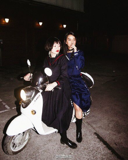 Sukeban and their girl gangs. Got this from weibo.com Delinquents Aesthetic, Delinquent Aesthetic, 일본 패션, Japan Aesthetic, Aesthetic Japan, Poses References, Japanese Aesthetic, J Fashion, Pose Reference Photo