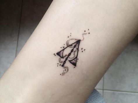 Harry Potter Dream Catcher Tattoo, Harry Potter Tattoos Behind Ear, Small Harry Potter Tattoo Ideas, Tiny Harry Potter Tattoos, Hallows Tattoo, Harry Tattoos, Science Tattoos, Hp Tattoo, Small Matching Tattoos