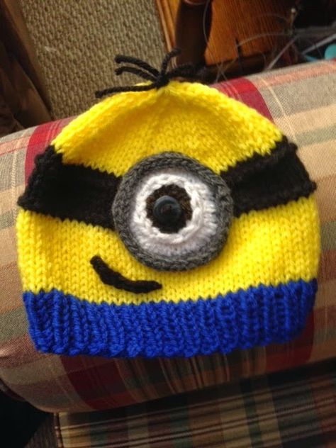 Kriskrafter: Free Knitting Pattern! A Minion Hat Minions Knitting Pattern, Minion Craft, Minion Pattern, Minion Hat, Minion Hats, Knit Beanie Pattern, Minion Crochet, Baby Hat Knitting Pattern, A Minion