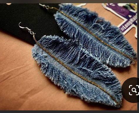 Denim Feather Earrings, Diy Yarn Earrings, Jeans Recycle, Jean Ideas, Fun Denim, Cricut Earrings, Upcycling Clothes, Denim Earrings, Denim Crafts Diy