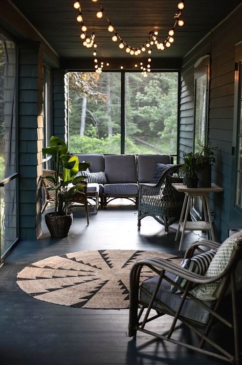 Design team Tara Mangini and Percy Bright of Jersey Ice Cream Co. rescued a nondescript and unloved screened porch in the Catskills–and made it magical. Photograph courtesy of Jersey Ice Cream Co., from Before & After: A Summer Porch Rehab in Upstate New York. Glazed Extension, Ideas Terraza, Indoor Porch, Cosy Corners, Deco Pastel, Front Porch Makeover, Porch Paint, Summer Living Room, Braids Ideas