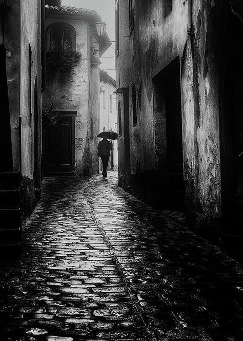 Frank Andree Street Photography Paris, Monochrome Aesthetic, Napoli Italy, Black And White Photo Wall, Dark Street, Dark City, Sense Of Place, Dark Photography, Monochrome Photography