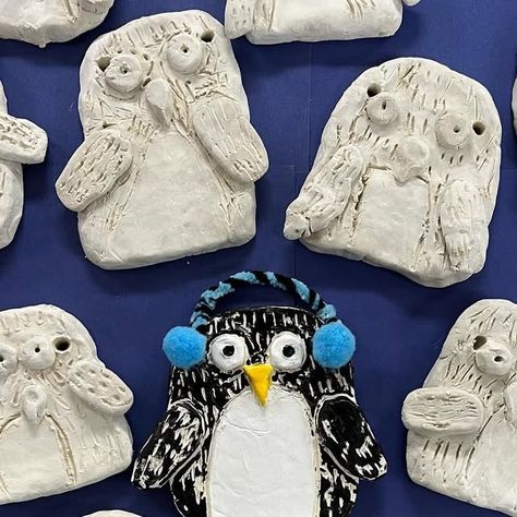 Ms. D on Instagram: "New project got started with #kindergarten this week! Students are experimenting with clay and learning how to create a clay, slab #penguin 🐧 Since we don’t have a kiln we are using air dry clay from @crayola and will paint them with acrylics and India ink. I’ll add a clear protective spray to help strengthen the clay when students are finished. Project inspired by @cassie_stephenz clay slab birds.
…
#artteacher #artteachersofinstagram #artteachersofig #iteachart #arteducator #elementaryartteacher #elementaryart #primaryart #arted #arteducation #artclass #kindergartenart #penguinart #penguinsofinstagram #clayday #airdryclay #artproject #artprojectsforkids #artlessons #artlessonsforkids #clayart #" Middle School Pottery Projects, Kindergarten Ceramics Projects, First Grade Clay Art Projects, Elementary Pottery Projects, Clay For Kindergarten, Air Dry Clay Projects Elementary, Air Dry Clay Elementary Art Project, 3rd Grade Clay Projects, Clay Projects Middle School