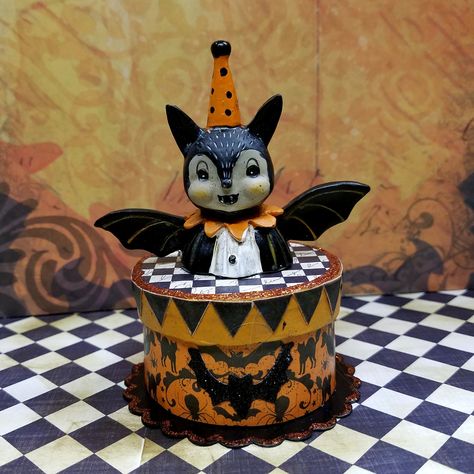 Johanna Parker Display, Joanna Parker Halloween, Johanna Parker Halloween Diy, Cake Sculptures, Joanna Parker, Johanna Parker Halloween Art, Johanna Parker Halloween, Johanna Parker Easter, Disney Halloween Decorations