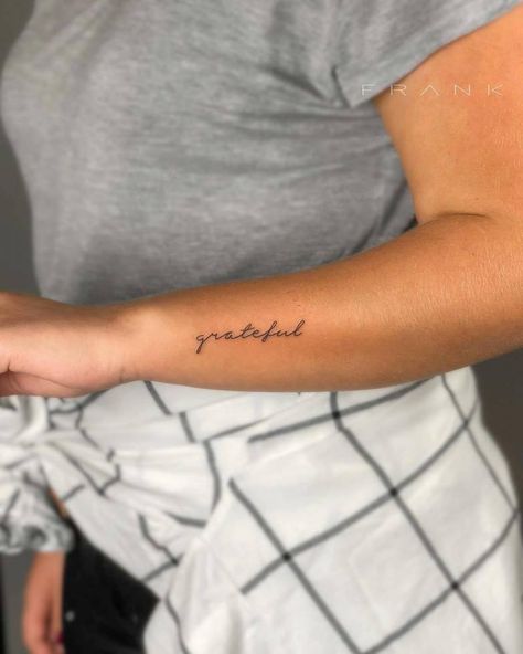 Wrist Tattoo Small, Wrist Tattoos Words, Tato Lengan Bawah, Tato Minimal, Pola Tato, Tato Jari, Tattoo Schrift, Small Forearm Tattoos, Herz Tattoo