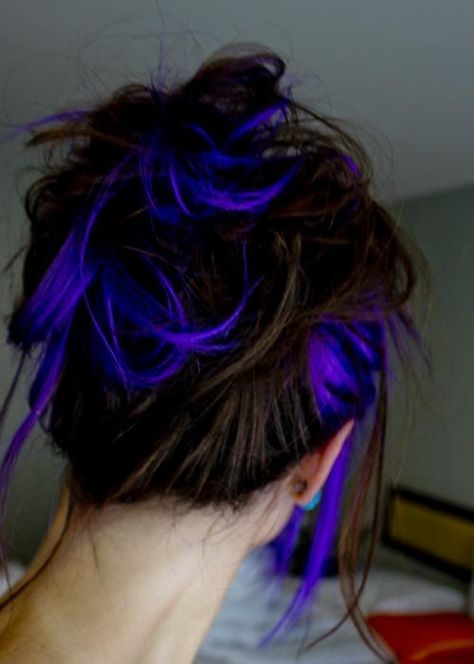 indigo peekaboo highlights Hair In A Messy Bun, Blue And Purple Hair, Peekaboo Hair Colors, Beige Blond, Peekaboo Hair, Bold Hair Color, Hair Color Crazy, A Messy Bun, Funky Hairstyles