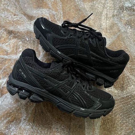 Asics Shoes Black, Black Sneakers Aesthetic, Asics Black Sneakers, Black Asics, Asics Black, Modern Hijab Fashion, Asics Sneakers, Dad Sneakers, Dad Shoes