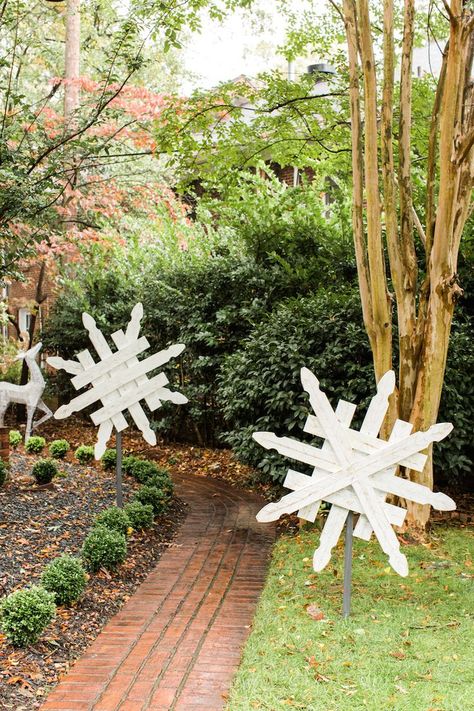 Go Beyond Lights With These 18 Christmas Yard Decorations Winter Yard, Diy Yard Decor, Christmas Yard Art, Snow Flakes Diy, Christmas Yard Decorations, Yard Decorations, Christmas Decorations Diy Outdoor, Diy Outdoor Decor, Snowflake Decorations