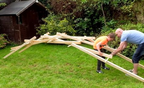 With a series of wooden poles and beams, "Stick-Boy" shows his Dad how to build Leonardo da Vinci's self-supporting arch bridge, also known as the emergency bridge. No nails, screws, rope, glues, notc Da Vinci Inventions, Build Your Own Boat, Wooden Poles, Arch Bridge, Enjoy Today, Science Technology, Garden Bridge, Bushcraft, Montessori