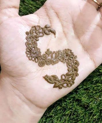 S Letter Mehndi Design On The Palm S Name Mehndi, S Letter Mehndi Design, S Letter Mehndi, Alphabet Mehndi, I Love S, Mehedi Design, Tato Henna, Mehndi Designs 2018, Henna Art Designs