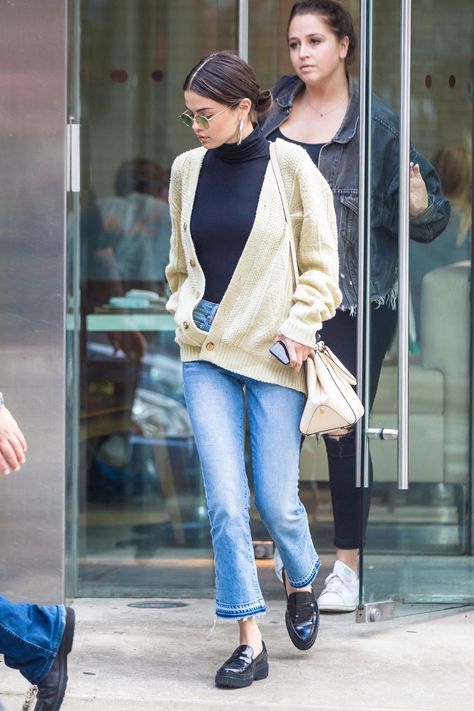 Selena Gomez's cardigan sweater, turtleneck, crop jeans and loafers fall outfit idea Dress And Loafers Outfit, Chunky Loafers Outfit Style, Outfit With Loafers Women, Loafers Street Style, Chunky Loafers Outfit, Black Loafers Outfit, Loafer Outfits, Loafers Outfit, Chunky Loafers