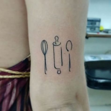 Tattoss Minimalist Chef Tattoo, Bakers Tattoo Ideas, Baker Tattoo Ideas, Culinary Tattoos For Women, Butterfly Side Tattoo, Baking Tattoo Ideas, Cooking Tattoos, Tattoo Red And Black, Pastry Tattoo