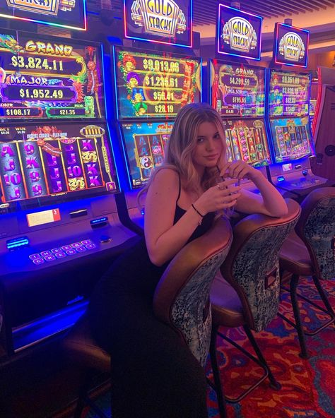 Monaco Casino Outfit, Casino Instagram Pictures, Casino Poses, Casino Photoshoot Ideas, Slot Machine Aesthetic, Casino Picture Ideas, Casino Aesthetic Outfit, Casino Outfits Women, Casino Pictures