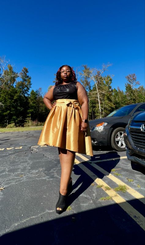 Black shirt gold skirt black chunky heels burgundy hair Prep Outfits, Black And Gold Outfit, Dinner Wear, Gold Shirt, Gold Outfit, Church Outfits, Big Girl, Wearing Clothes, Party Looks