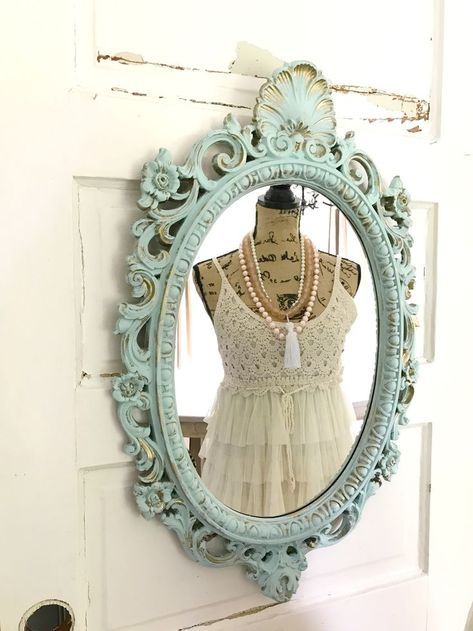 How to Update an Antique Mirror with Chalk Paint Mirror Redo Diy Paint, Old Mirror Ideas, Mirror Patina, Patina Mirror, Chalk Paint Mirror, Sterling Furniture, Painting Mirror Frames, Antique Mirror Diy, Antique Mirror Tiles