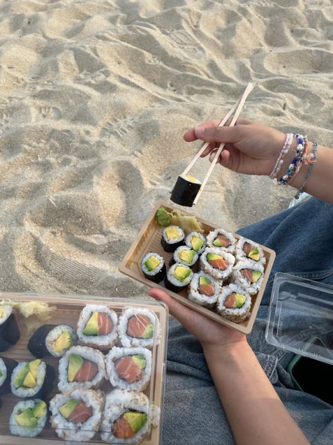 Sushi At The Beach, Sushi On The Beach, Beach Friends Aesthetic, Summer Beach Friends, Beach Friends, Friends Aesthetic, Wine And Dine, Beach Aesthetic, Pretty Food