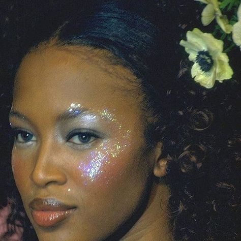 Matte Make Up, Flowers In Her Hair, Mermaid Aesthetic, Mermaid Makeup, Shooting Photo, Glitter Makeup, Editorial Makeup, Festival Looks, Naomi Campbell