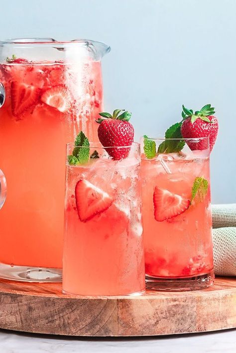 Strawberry Cheesecake Recipes, Freeze Strawberries, Red Drink, Strawberry Soda, Sparkling Lemonade, Ginger Lemonade, Red Drinks, Strawberry Drinks, Healthy Smoothie Recipes