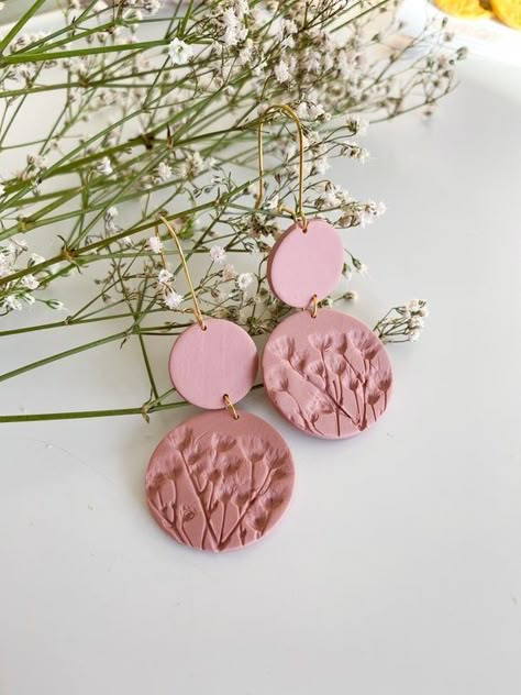 Pink Polymer Clay Earrings, Earring Clay, Clay Earring Ideas, Fimo Earrings, Polymer Clay Flower Jewelry, Diy Earrings Polymer Clay, Handmade Clay Jewelry, Baby Breath, Polymer Earrings