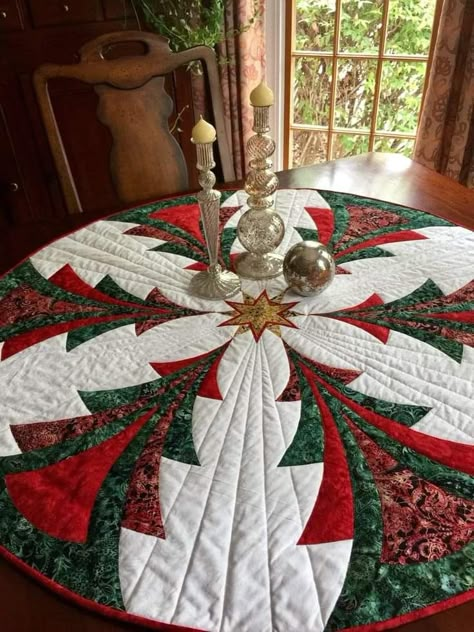 Table Runners Christmas, Christmas Table Runner Pattern, Christmas Tree Skirts Patterns, Quilted Table Runners Christmas, Christmas Quilting Projects, Quilt Table Runners, Christmas Table Runners, Christmas Table Toppers, Tree Skirt Pattern