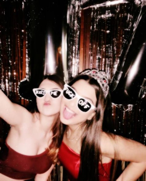 Vibes Aesthetic Festa, Photo Party Ideas, Birthday Party Pics With Friends, Party Glasses Aesthetic, Party Sunglasses Aesthetic, Euphoria Aesthetic Party, Teen Party Aesthetic, Friends Party Aesthetic, Euphoria Party