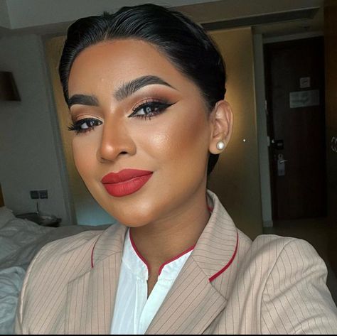 Emirates airlines comissária de voo flight attendant cabin crew Emirates Cabin Crew Makeup, Cabin Crew Hairstyles, Cabin Crew Makeup, Flight Attendant Makeup, Flight Attendant Hairstyles, Become A Flight Attendant, Emirates Cabin Crew, Airline Uniforms, Formal Hairstyles For Long Hair