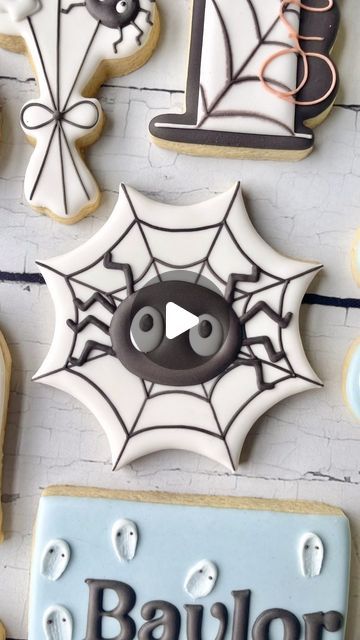 Spider Cookies Royal Icing, Spider Sugar Cookies Halloween, Spider Web Sugar Cookies, Spider Web Cookies Decorated, Bat Sugar Cookies Decorated, Spooky Sugar Cookies, Easy Halloween Cookies Royal Icing, Spider Cookies Decorated, Halloween Icing Cookies